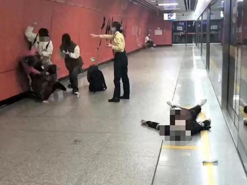 地铁工作人员与乘客发生冲突怎么做（地铁工作人员与乘客发生冲突怎么做笔录）