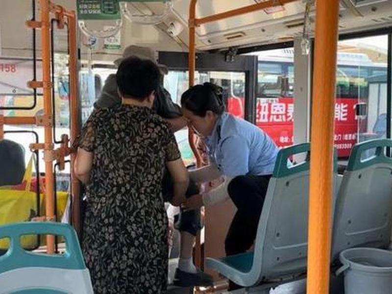 公交司机和乘客;公交司机和乘客合力救助晕厥男子 公交司机和乘客;公交司机和乘客合力救助晕厥男子