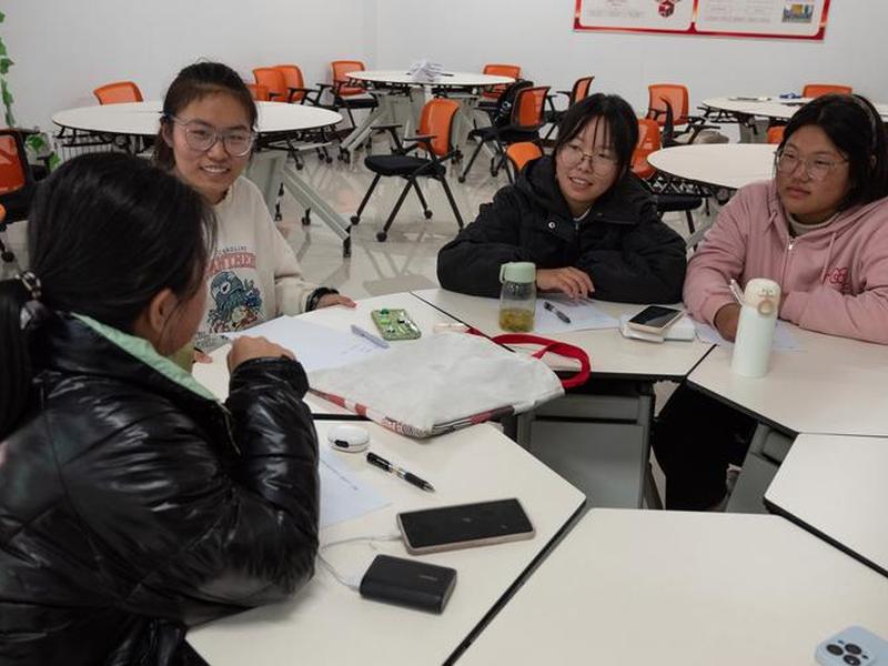 大学生小组照片（大学生小组照片怎么拍）