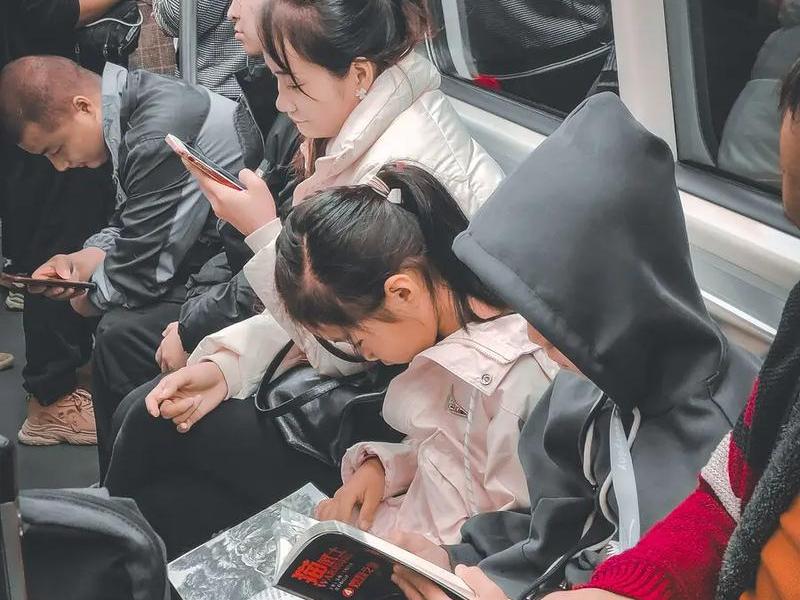 低头族是指在社交场合;低头族是指在社交场合吗 低头族是指在社交场合;低头族是指在社交场合吗
