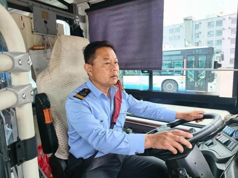 公交司机与人们的关系是什么;公交司机与人们的关系是什么样的 公交司机与人们的关系是什么;公交司机与人们的关系是什么样的