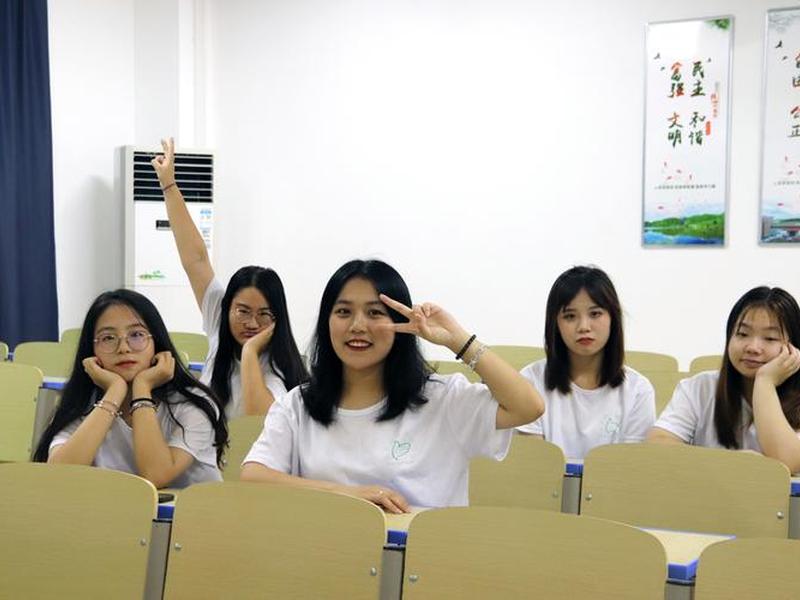 大学生小组照片（大学生小组照片怎么拍）